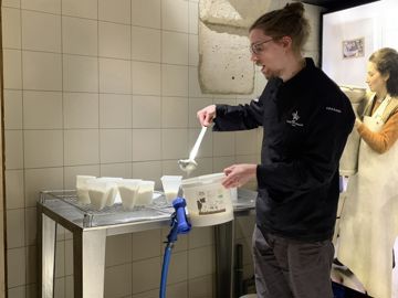 préparation de fromage lors d'un atelier au musée du fromage à Paris
